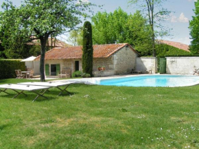 Maison spacieuse avec piscine au cœur de Bellon